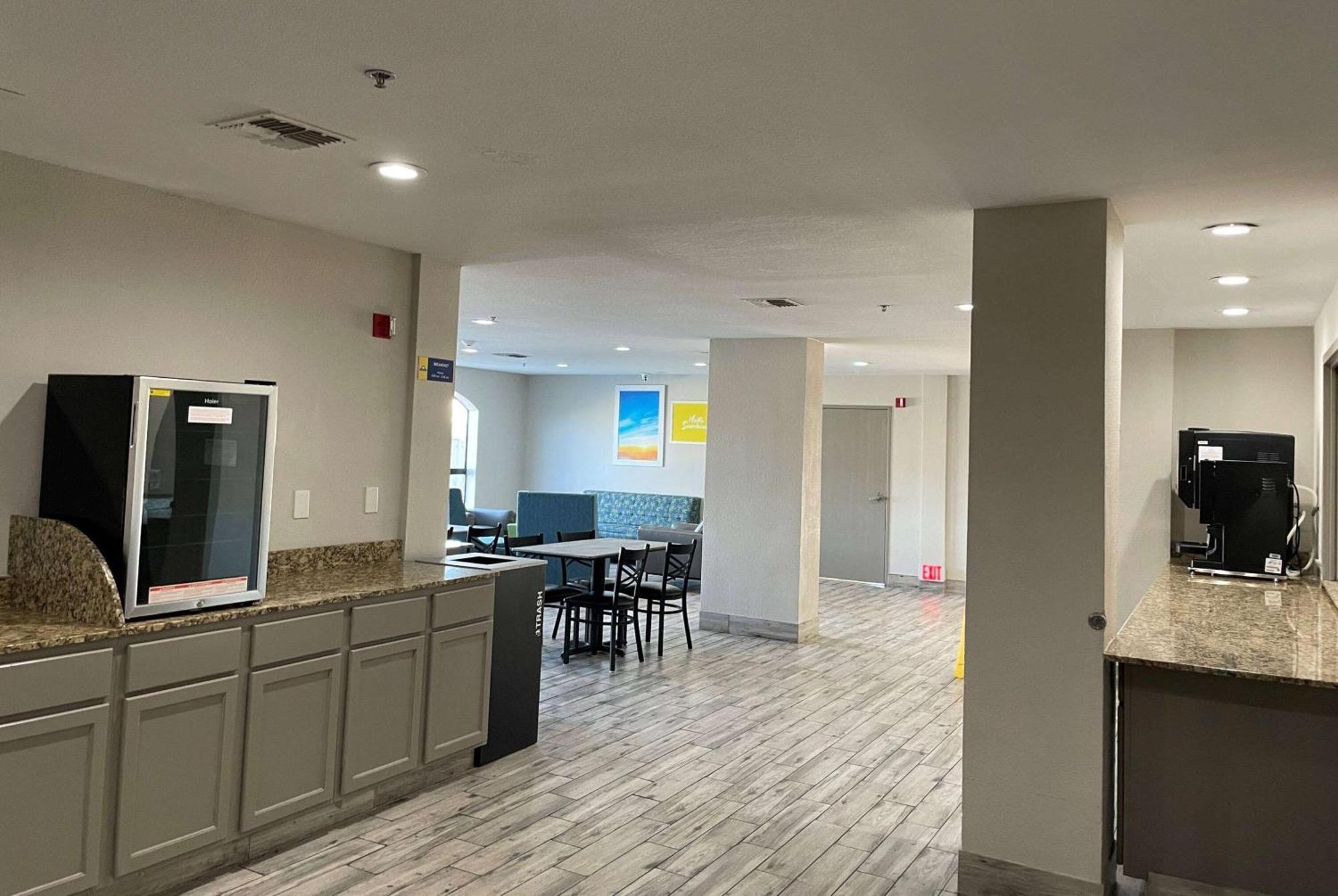 Days Inn By Wyndham Dallas Garland West Eksteriør billede